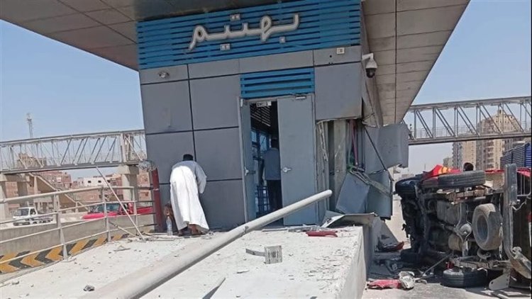 اصطدام سيارة بمحطة الأتوبيس الترددي في بهتيم بعد انحرافها عن مسارها