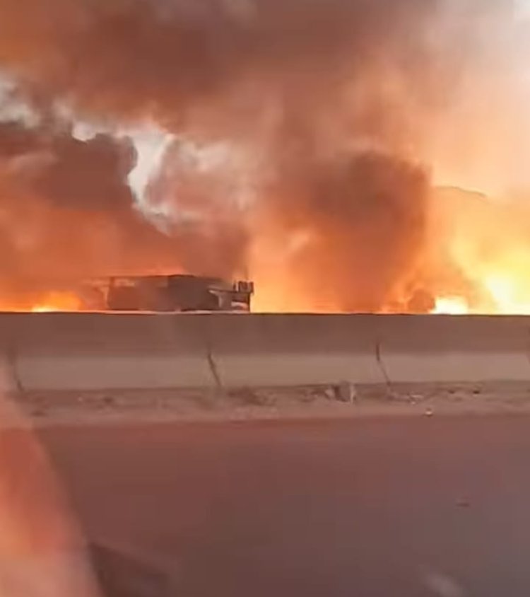 حادث على الطريق الإقليمي يؤدي لاندلاع حريق بسيارتين  