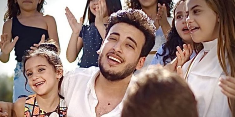 بين مكة والمدينة.. الحسن عادل ينتهي من كليب «نبينا محمد نبينا» ويحدد موعد طرحه