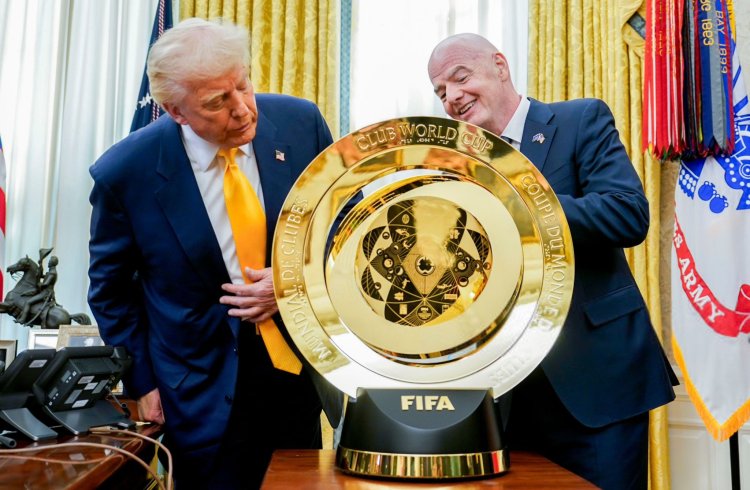 إنفانتينو يسلم ترامب المفتاح الذهبي لكأس العالم للأندية