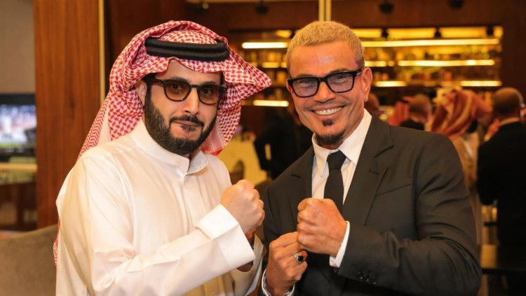 أثناء توجههما للعرض الخاص لفيلم 7dogs.. المستشار تركي آل الشيخ للهضبة عمرو دياب : بعد 30 سنة هتبقى جبل