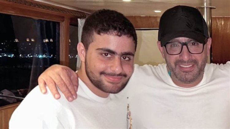 بعدما حذف صوره مع والدته بسبب أنباء زواجها.. نجل أحمد السقا لـ والده: «أبويا وصاحبي وظهري»
