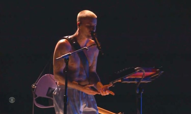 جاستن بيبر يثير الجدل في حفل غرامي بظهوره على المسرح بملابس داخلية أثناء أداء «يوكون»