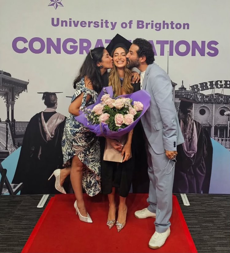 اليوم الذي كانا ينتظرانه.. منى زكي وأحمد حلمي يحتفلان بتخرج ابنتهما لي لي من جامعة برايتون البريطانية