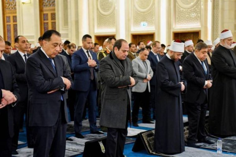 الرئيس السيسي يؤدي صلاة الفجر بافتتاح مسجد العزيز الحكيم بالمقطم
