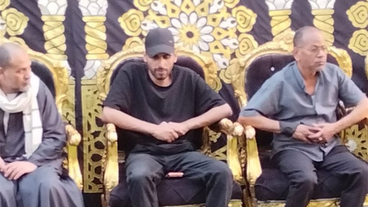 يسيطر عليه الحزن.. حمدي الميرغني يتلقى عزاء والده في السويس