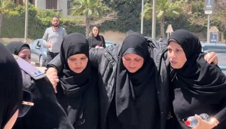 انهيار زوجة سليمان عيد خلال تشييع جنازته عقب صلاة الجمعة