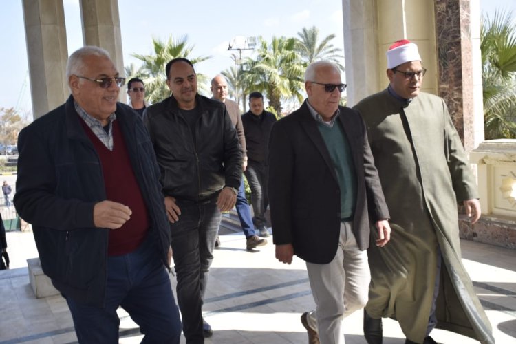 محافظ بورسعيد يؤدي صلاة الجمعة بمسجد السلام بحي الشرق