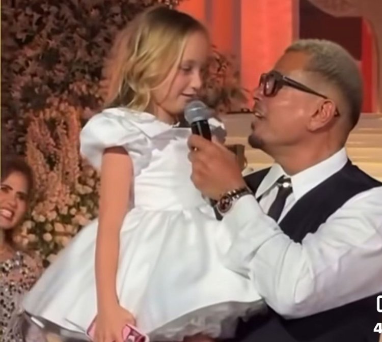 طفلة جميلة تشارك عمرو دياب الغناء في حفل زفاف ابنة محمد السعدي