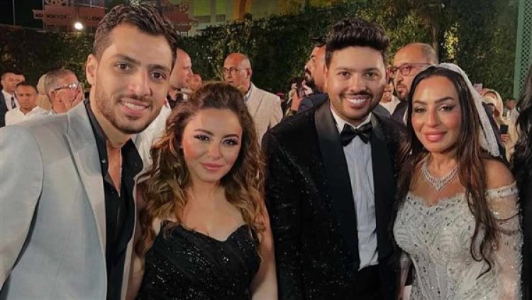 رغم طلاقهما.. إلهام عبد البديع رفقة الملحن وليد سامي في حفل زفاف محمد شاهين