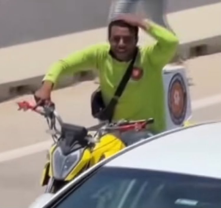 عامل دليفري يتحول إلى أشهر مشجع للمنتخب الوطني: نزلت أجري ورا الأتوبيس