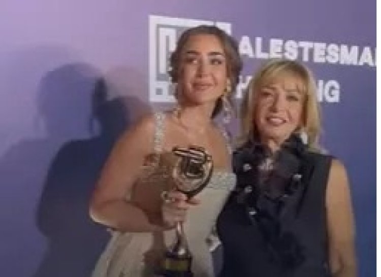 والدة هنا الزاهد تساندها أثناء تسلمها جائزة الأفضل في مهرجان ذا بيست