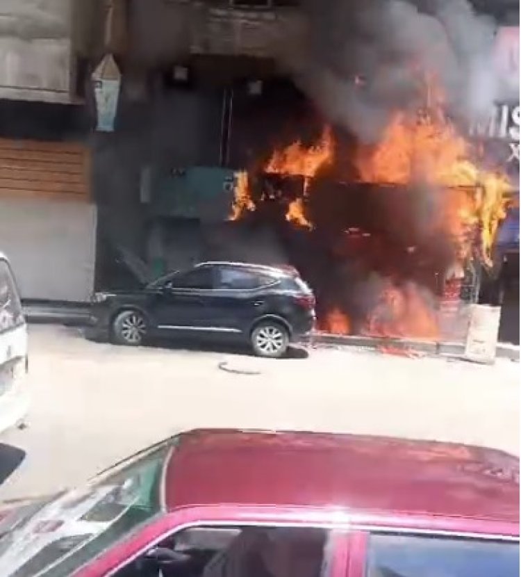 إخماد حريق التهم محلا وامتد لثلاثة طوابق وسيارة بشارع فيصل الرئيسي