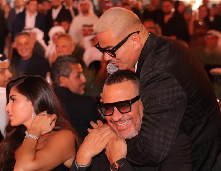 عمرو دياب يمازح ماجد المصري بحركة طريفة.. والأخير يعلق: "عشرة العمر"