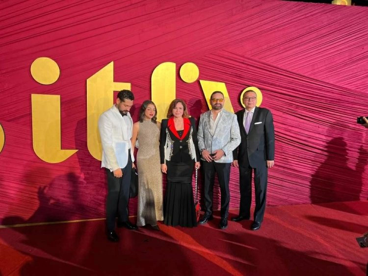 إلهام شاهين عن إطلالتها في مهرجان شرم الشيخ : "قصدت ارتداء علم مصر.. لم أجد أزياء مناسبة أكثر لأرتديها"