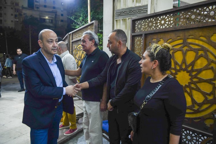 أبرزهم أشرف زكي وعمرو أديب.. نجوم الفن والإعلام يقدمون واجب العزاء في حماة المنتج محمد السبكي