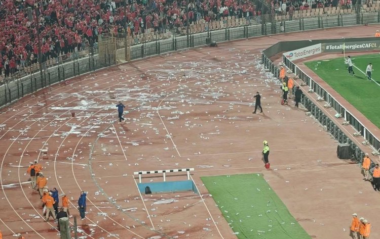 بسبب إلقاء الزجاجات.. الجيش الملكي يشكو جماهير الأهلي إلى "الكاف"