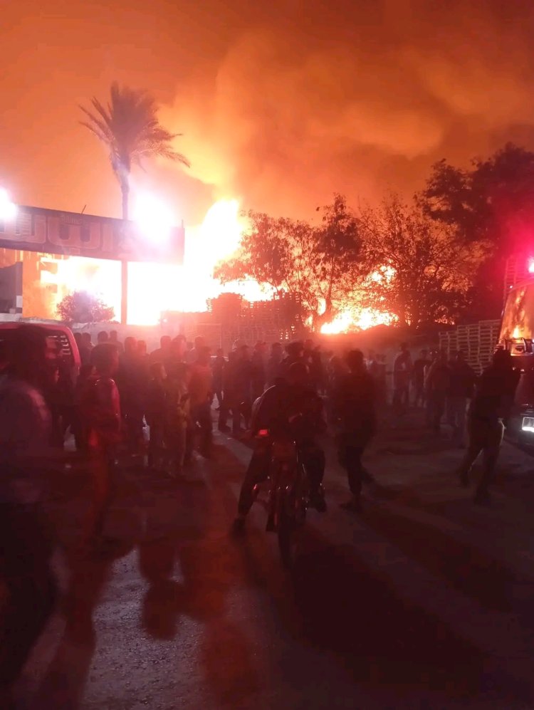 نشوب حريق هائل فى مخزن خشب بمنطقة مؤسسة الزكاة بالمرج