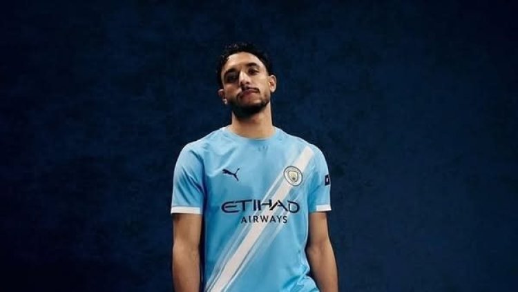 عمر مرموش يهدي ويجز قميصا:« إلى أفضل رابر في العالم».. والأخير يرد