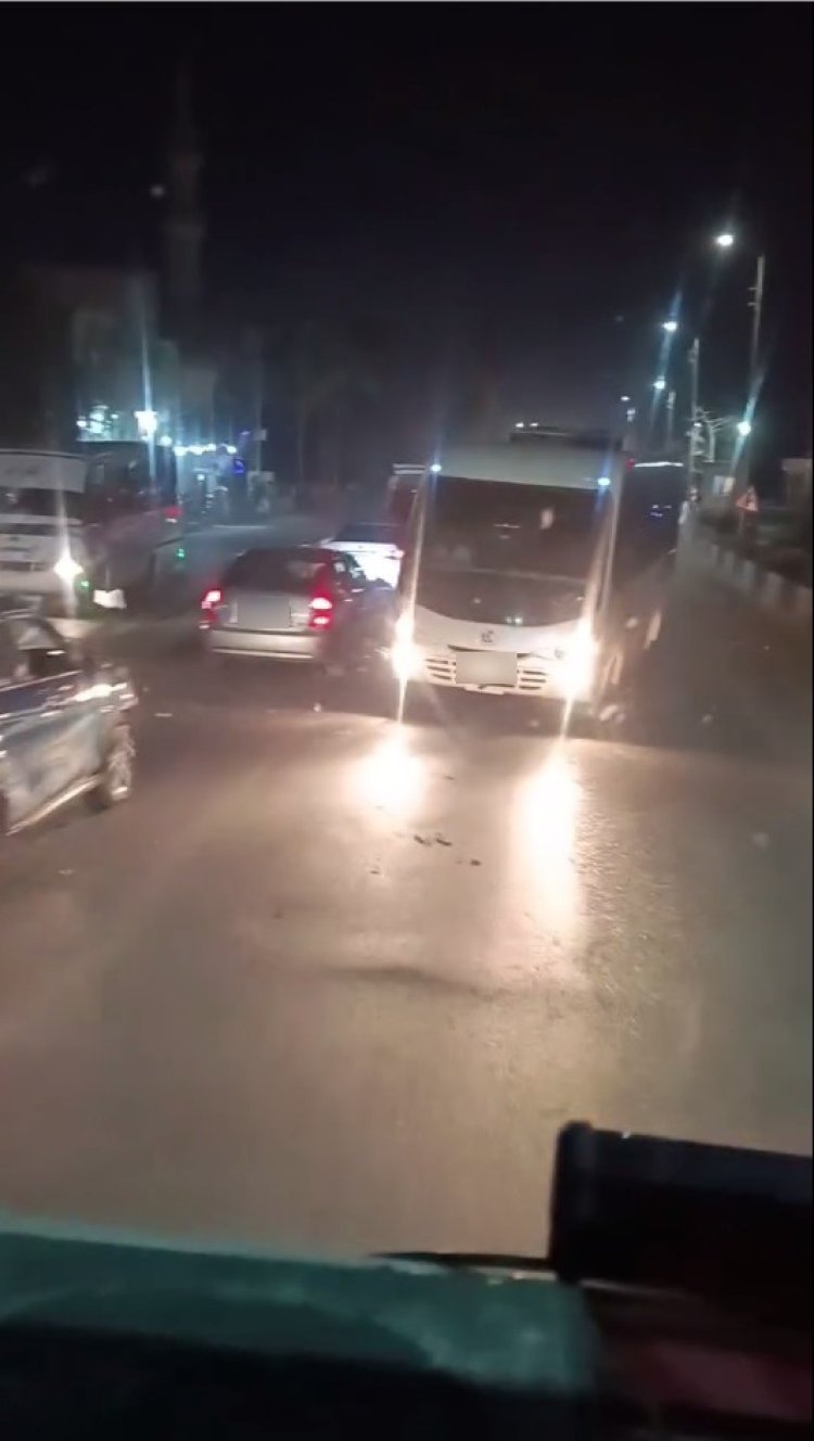 الداخلية تكشف عن ملابسات فيديو لسير ميني باص عكس الاتجاه بالشرقية