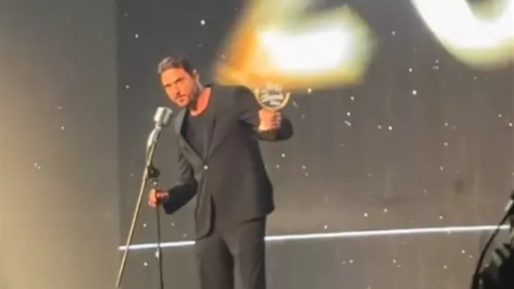 أحمد عز يحتفل بتكريمه في دير جيست ويهدي الجائزة لعائلة ماجد حسني