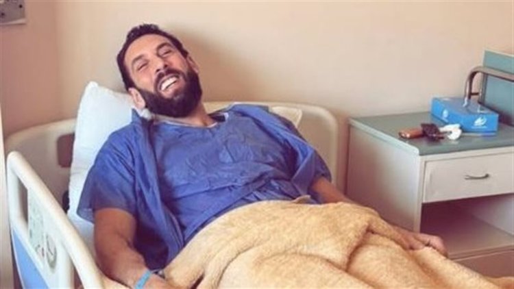 تامر هاشم عضو فرقة كايروكي يثير قلق متابعيه بعد دخوله المستشفى بسبب أزمة صحية مفاجئة