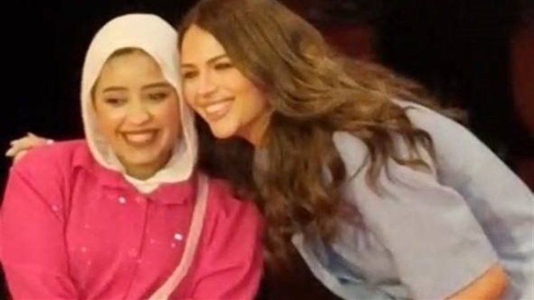 هنادي مهنا تلفت الأنظار بلفتة إنسانية في العرض الخاص لفيلم «أوسكار»