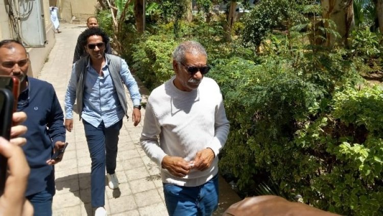 سيد رجب يساند زوجته في جنازة والدها