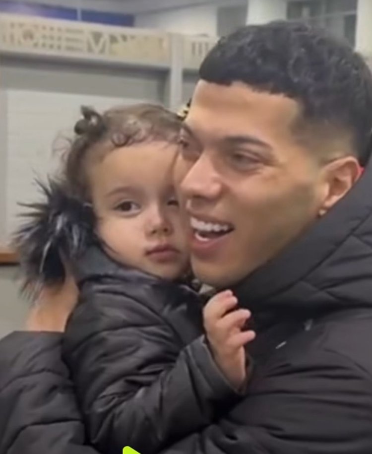 لدى عودته من إسبانيا..  كتاليا تنتظر والدها إمام عاشور في مطار القاهرة