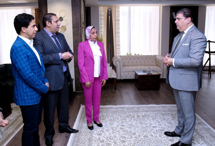 بالصور.. حسين زين يكرم العاملين بمركز معلومات الوطنية للإعلام