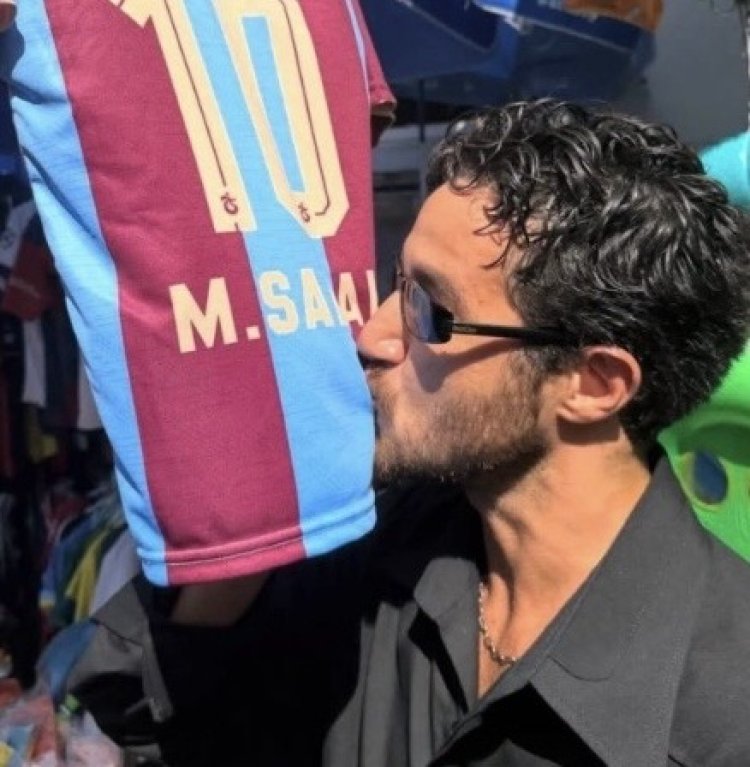 أحمد مالك يقبل تيشيرت محمد صلاح بعد تألقه في نادي طرابزون سبور