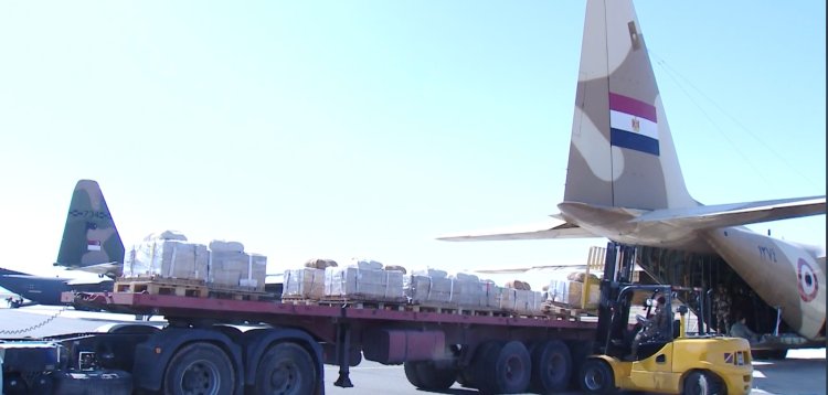 مصر تكثف إسقاط المساعدات الإنسانية على قطاع غزة بالمشاركة مع الدول الصديقة
