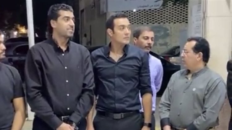 حسن عيد يستقبل عزاء زوجته في مسجد الحامدية الشاذلية