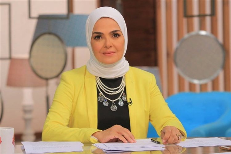 منى عبد الغني تشيد بموقف الأولى على الثانوية الأزهرية مع شقيقتها التوأم