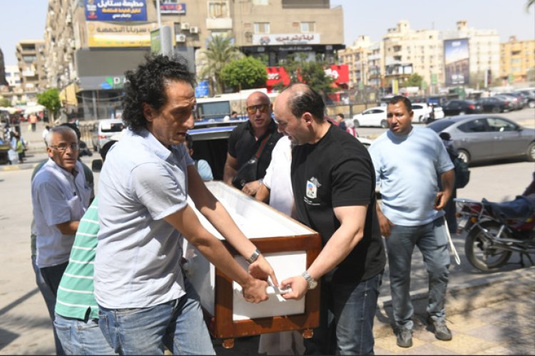 وصول جثمان الفنان أحمد جلال عبد القوى مسجد الحصري لأداء صلاة الجنازة