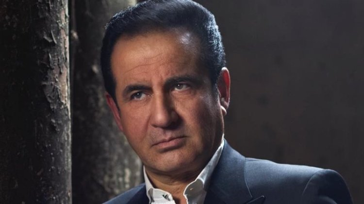 خروج المطرب محمد ثروت من غرفة العمليات بعد إجرائه جراحة استئصال المرارة