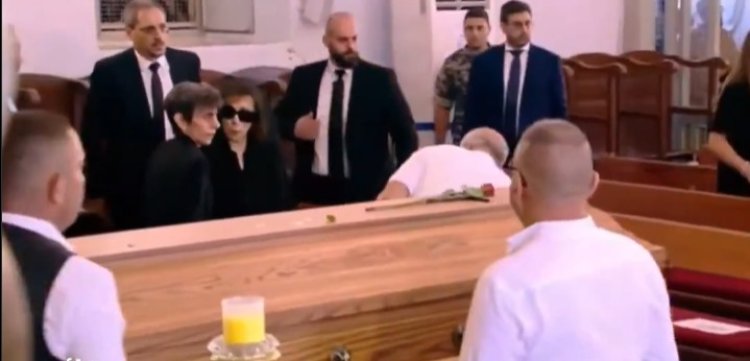 وصول السيدة فيروز لوداع ابنها الراحل زياد الرحباني.. فيديو