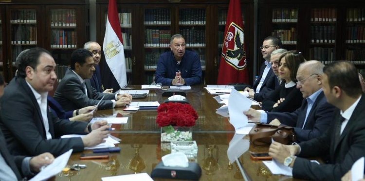 الخطيب يجتمع مع شركة الأهلي للخدمات الرياضية ويعتمد القوائم المالية