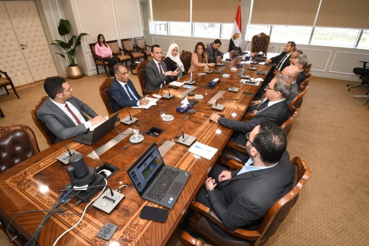 مساعد وزير الإسكان يبحث مع ممثلي شركة فرنسية سبل التعاون