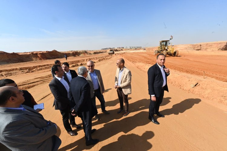 وزير الإسكان يتفقد أعمال تنفيذ الطرق والمرافق بمنطقة التجمع السادس