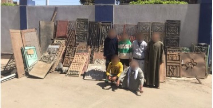 ضبط تشكيل عصابي سرق أبواب 41 مقبرة بالمنيا