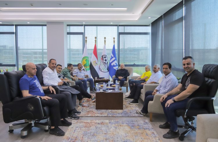 "أبوريدة" يبحث برنامج مشاركة المنتخب في كأس العرب
