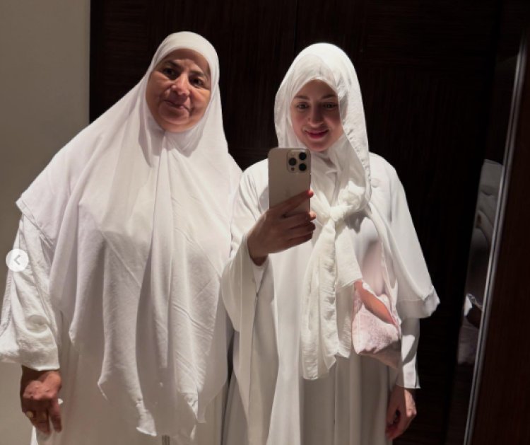 منى فاروق تطلب الدعاء لوالدتها: «ألف سلامة عليكي يا ماما»