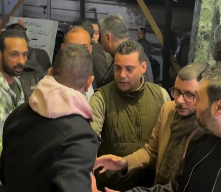 خد منه التلفون.. أحمد الفيشاوي ينفعل على مصور في عزاء والدته الراحلة سمية الألفي