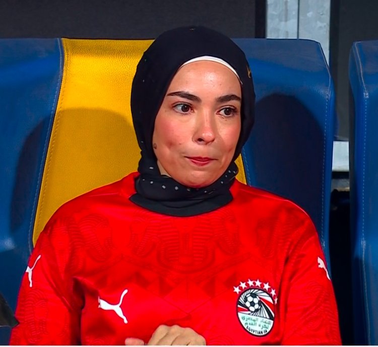 أم مكة على مقاعد البدلاء تشارك محمد صلاح فرحته بتأهل المنتخب لكأس العالم