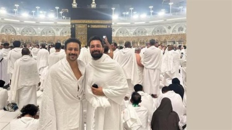     بعد عرض فيلم الملحد.. أحمد حاتم يؤدي مناسك العمرة بصحبة أحمد داود         