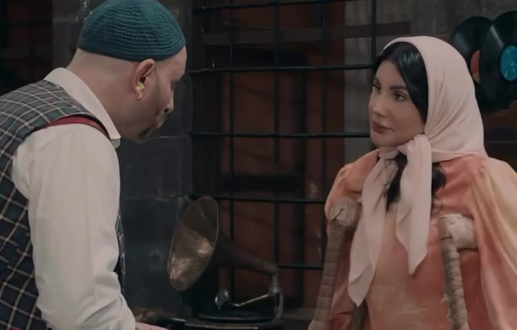 طلبت يد رجل للزواج.. جيني أسبر تُثير جدلًا في مسلسل "ليالي روكسي" 