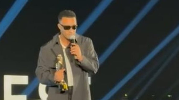 "يا رب تكون فخور بيّا"..  محمد رمضان يهدي تكريمه في The best لـ والده الراحل