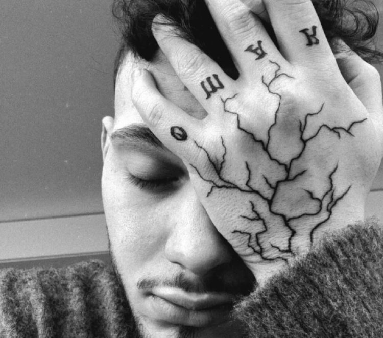 "لازم يبقى اسمك".. الشامي يخلد اسم شقيقه الراحل بوشم على يده