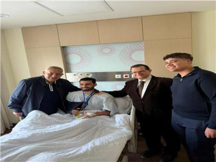 بعد جراحة الترقوة.. كامل أبوعلي يطمأن على باهر المحمدي في المستشفى